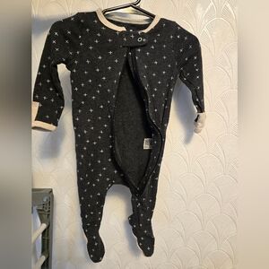 Black and White X Pattern Sleeper